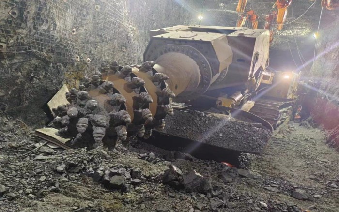 掘進磷礦！徐工XTR7/360掘進機點磷成金