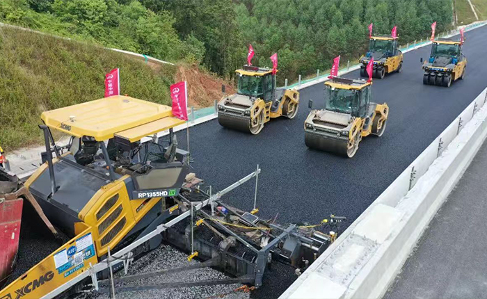 廣西首現(xiàn)無人化攤鋪！蒼容高速智慧施工引關(guān)注