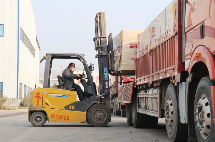 硬核實(shí)力賦能生產(chǎn)！徐工叉車批量進(jìn)駐菏澤板材廠顯身手