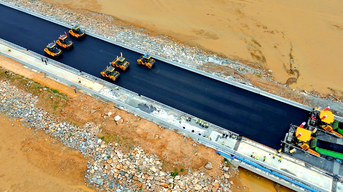 徐工智慧施工助力連云港贛榆疏港道路建設(shè)提質(zhì)增效