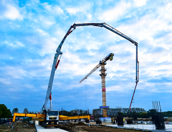 71.1米超長臂架顯威蕪湖灣