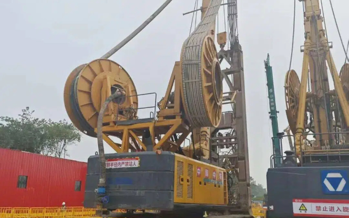 地質(zhì)無難題！徐工雙輪銑槽機(jī)助力區(qū)域基建按下 “加速鍵”