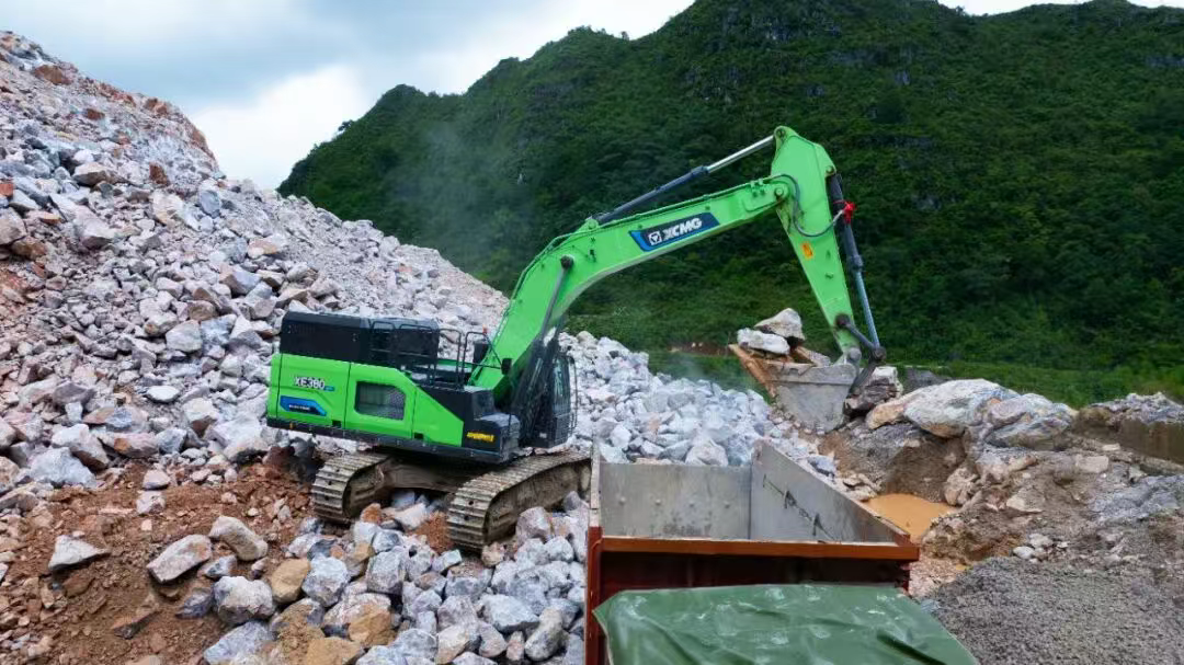 廣西“石料大戶”親測：徐工XE380EV電挖，年省六七成！