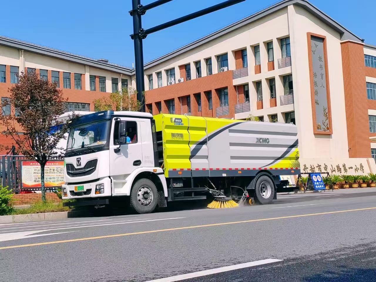 徐工洗掃車(chē)“硬核出擊”，開(kāi)封中山路煥新升級(jí)