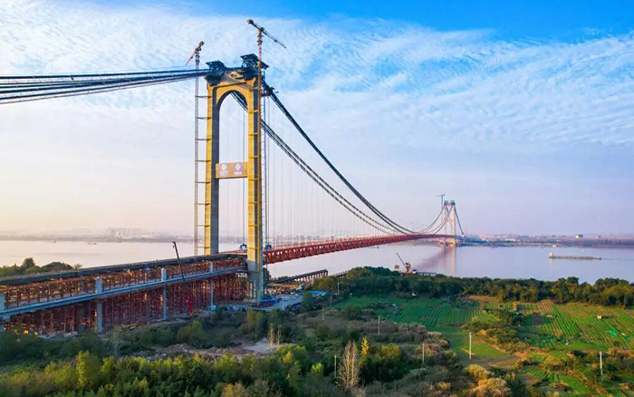 一橋飛架南北！徐工塔機(jī)助力世界級工程燕磯長江大橋順利合龍