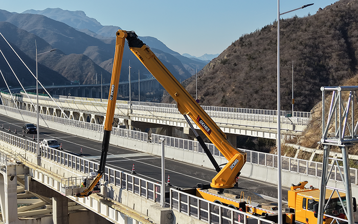 “空中芭蕾”秀實(shí)力！徐工 GKH65 攻堅(jiān)安家莊特大橋