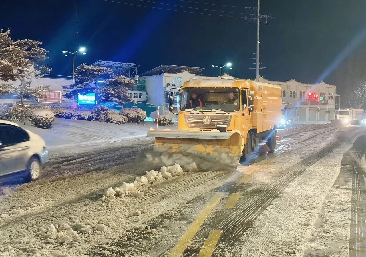 18小時(shí)連軸轉(zhuǎn)！徐工除雪設(shè)備硬核出擊保通暢