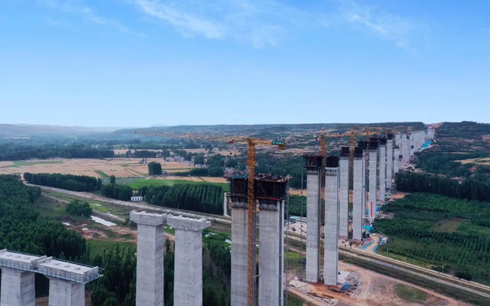 云端大片！看徐工“進(jìn)擊的巨人”如何“牽線搭橋” ？