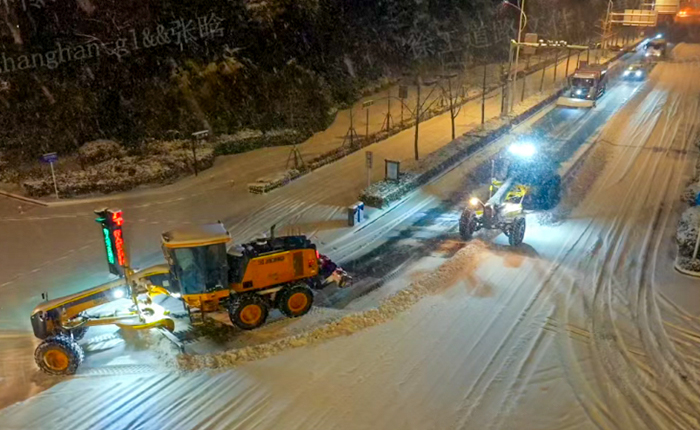 暴雪來襲！數(shù)十臺平地機集體出動，守護出行安全