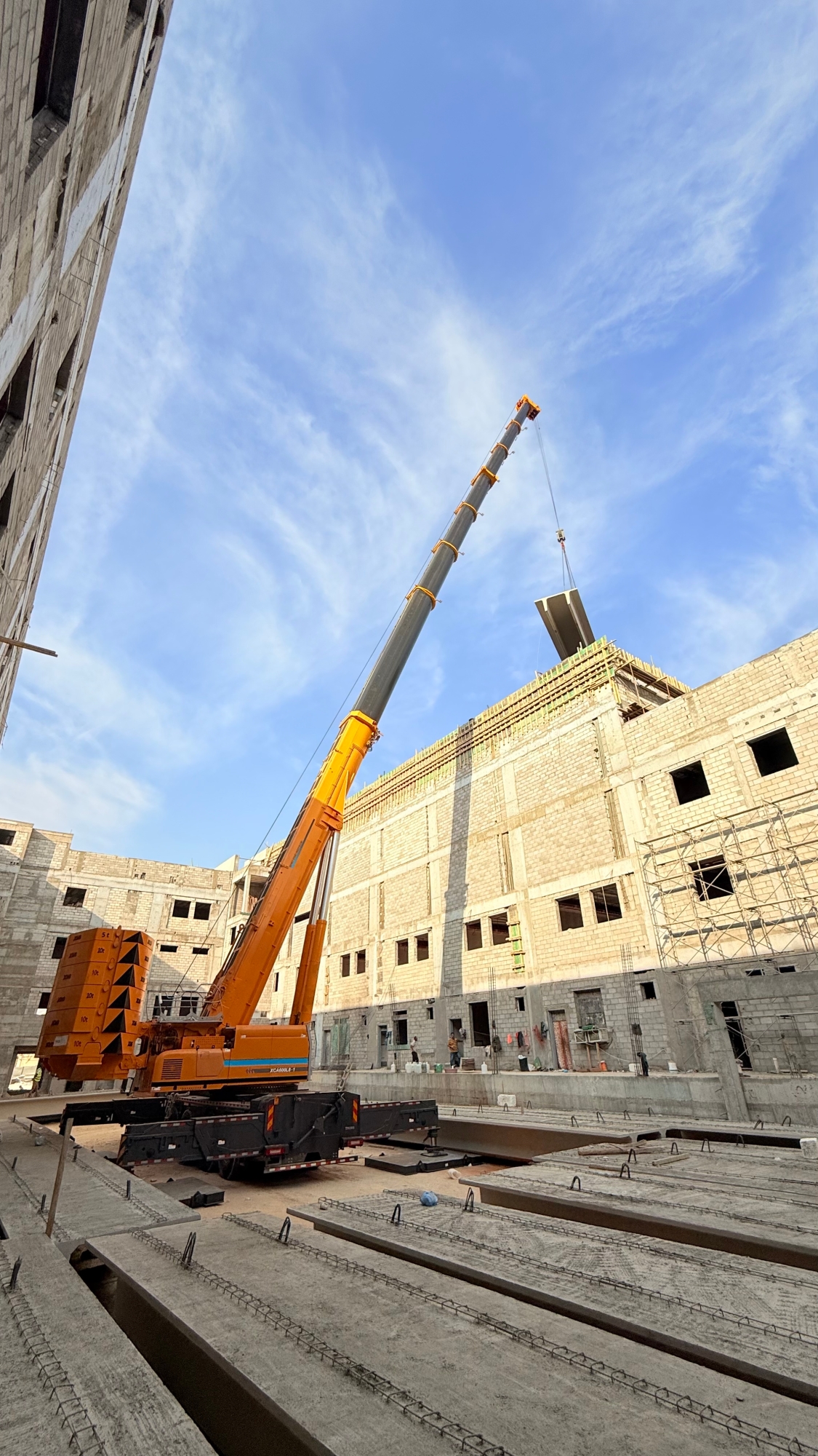 力擎千鈞，精準(zhǔn)入微：徐工XCA600L8_1起重機(jī)決勝沙特超高層吊裝