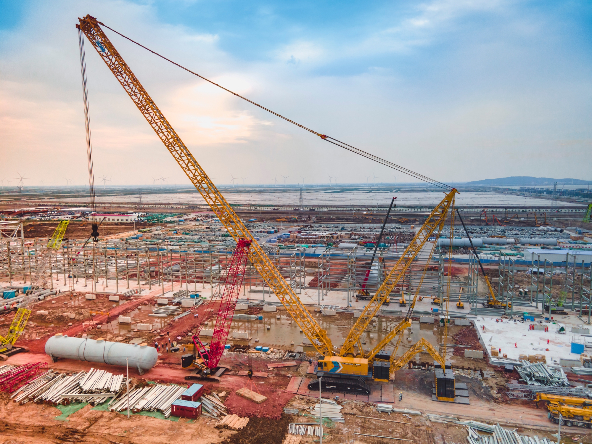 “巨艦”超新星！全球首臺徐工XLC26000閃耀海濱！