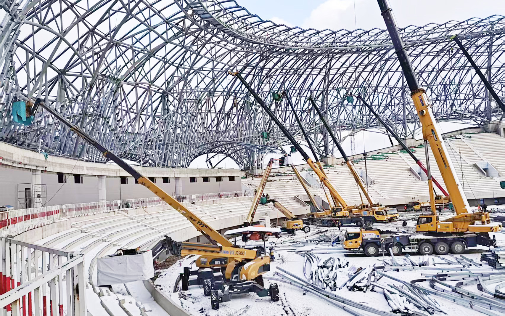 雪天不停工！16臺高米數(shù)直臂高空作業(yè)平臺硬核攻堅(jiān)蓬萊體育館項(xiàng)目