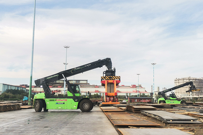 縱橫西北，馭“電”前行！徐工正面吊的綠色征途